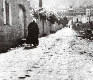 ‘Abdu’l-Bahá vandrar hemåt på Haparsim Street i Haifa, Israel